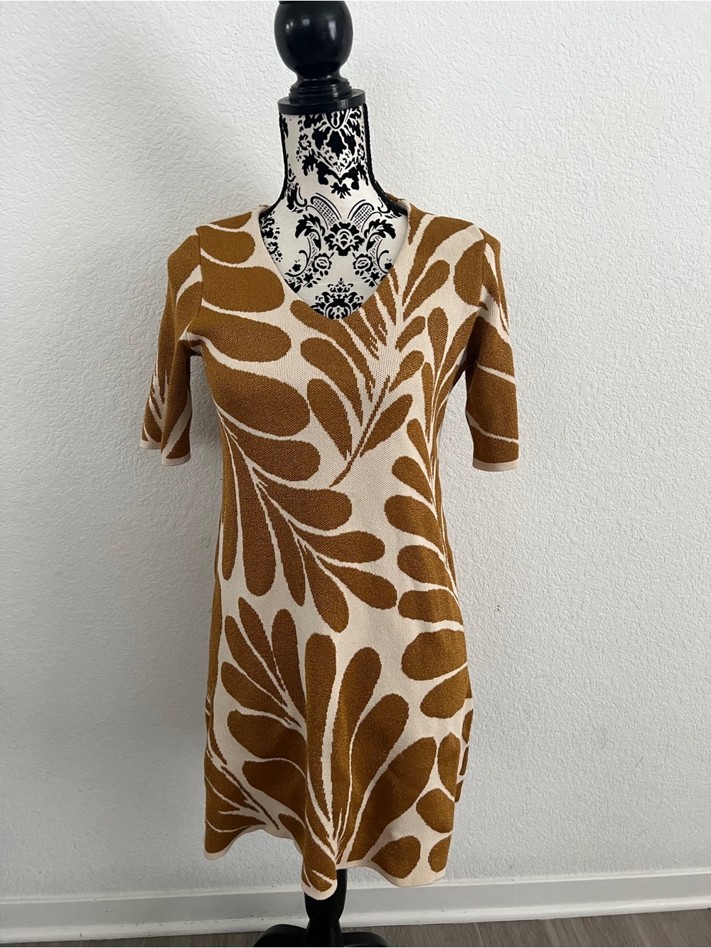 Ann Taylor Small Caramel Cream Abstract Leaf Print Knit V Neck Dress - Picture 2 of 7